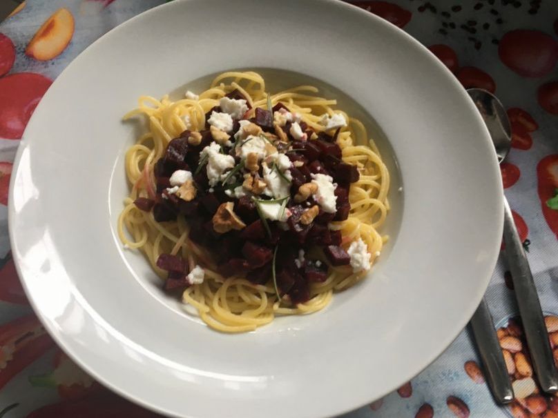 Rote-Beete-Spaghetti mit Schafskäse und Walnüssen 