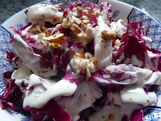 Radicchio Salat mit Ziegen-Frischkäsedressing