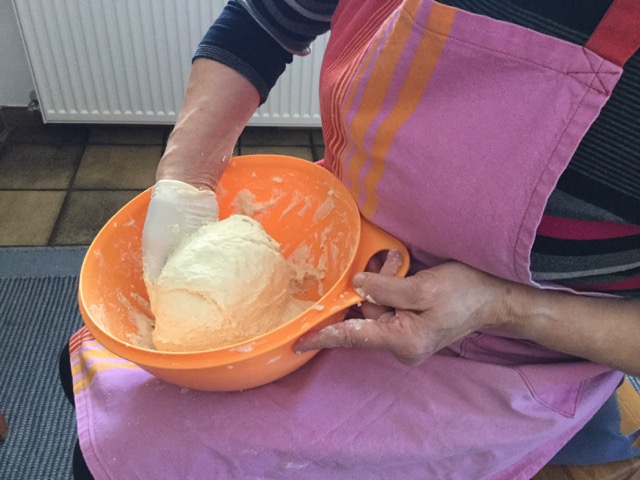Grundrezept glutenfreier Hefeteig mit der Hand geknetet