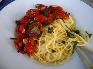 Spaghetti mit mediterranen Kräutertomaten